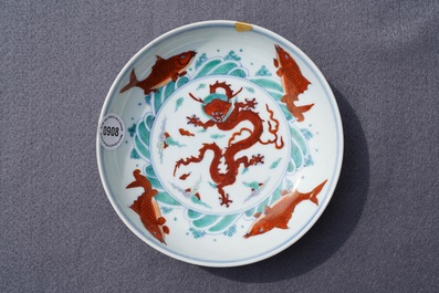 Een Chinees doucai bord met draken en karpers, Chenghua merk, Yongzheng